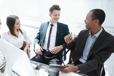 iş ile tartışan işadamı finansal belgeler takım.