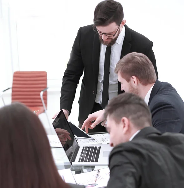 Obchodní tým diskutovat o otázkách práce na pracovní stůl v moderní kanceláři — Stock fotografie