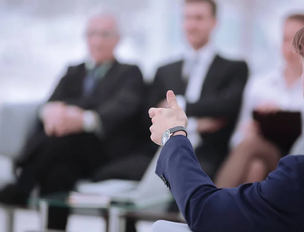 Close up.the empresario celebra una reunión de trabajo en la oficina — Foto de Stock