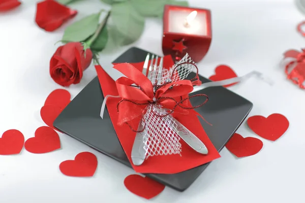 Red rose and Valentines day gift box. фото с копировальным местом — стоковое фото