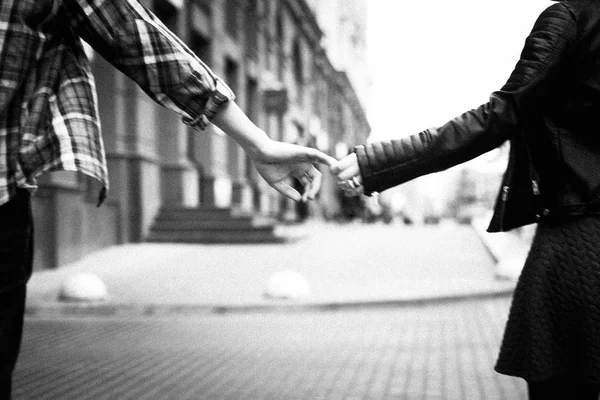 Begreppet kärlek: par lastrummen varandras hands.black och vitt foto i retrostil — Stockfoto