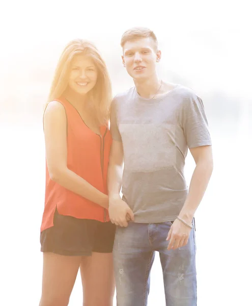 Retrato de feliz pareja de estudiantes en fondos borrosos.foto con espacio de copia —  Fotos de Stock