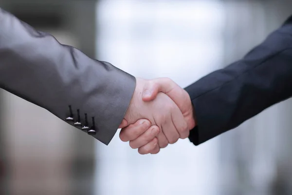 Stretta di mano dei partner commerciali sullo sfondo dell'ufficio — Foto Stock