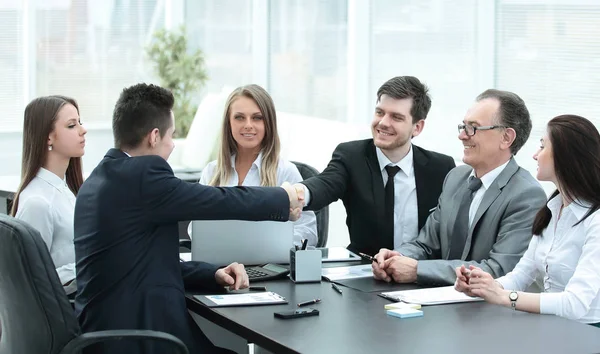 Geschäftspartner beim Händeschütteln nach erfolgreicher Transaktion — Stockfoto