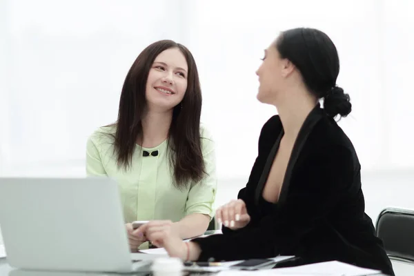 Vicino. donne d'affari e assistente che discutono questioni di lavoro in ufficio — Foto Stock