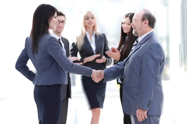 ビジネスマン、ビジネス女性の握手 — ストック写真