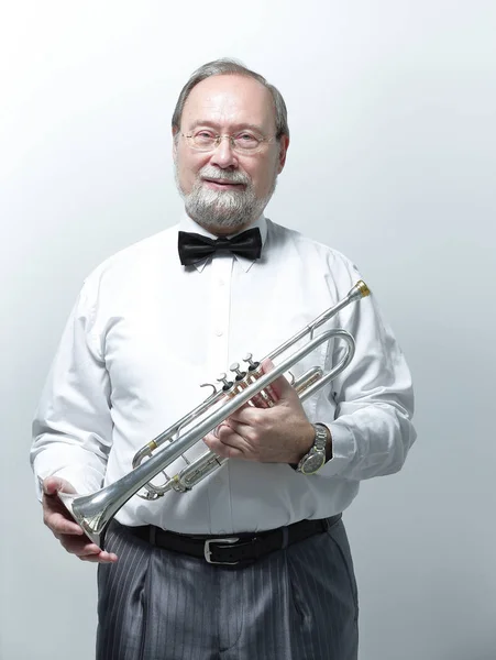 Portrait.sorrindo músico homem adulto com um trompete — Fotografia de Stock
