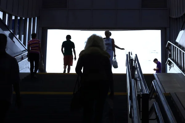 Menschen auf den Stufen der U-Bahn. Leben in der Stadt — Stockfoto