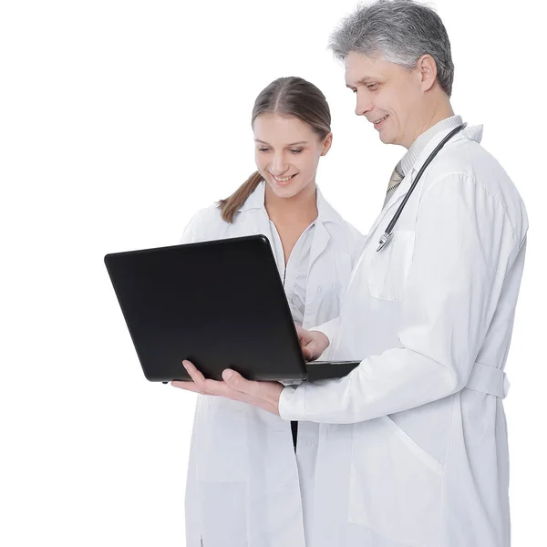 Colegas médicos olhando para screen.isolated laptop em um branco — Fotografia de Stock