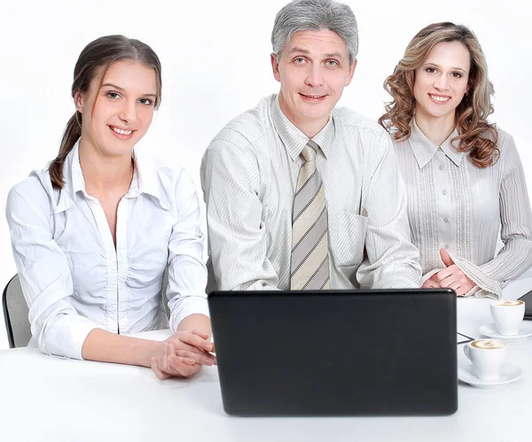 Портрет успешной бизнес-команды, сидящей за столом — стоковое фото