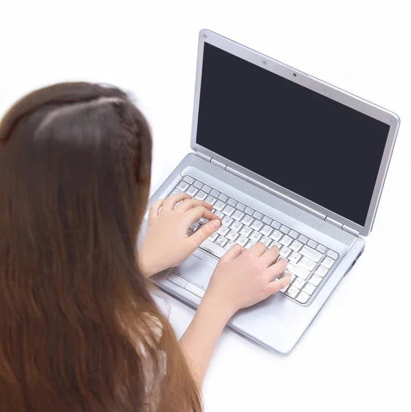 Jovem menina moderna com laptop deitado no chão . — Fotografia de Stock