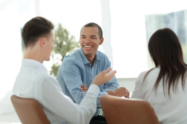 Equipo closeup.business hablando sentado en la oficina — Foto de Stock