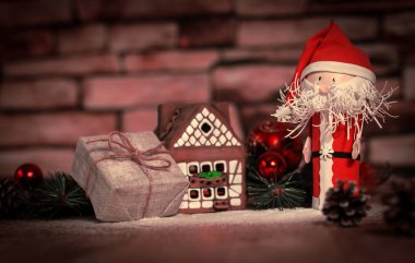 Zencefilli kurabiye evinin arka planında Noel hediyesi