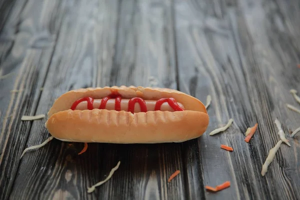 Hot dog s omáčkou na dřevěné background.photo s kopií prostor — Stock fotografie
