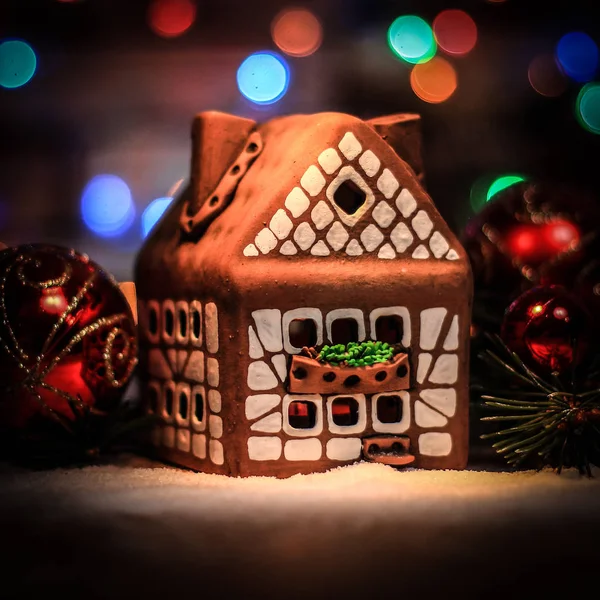 ジンジャーブレッドハウスとお祝いの背景にクリスマスの装飾 — ストック写真