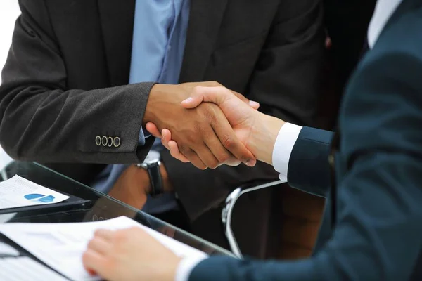 Closeup.Handshake εμπορικούς εταίρους σχετικά με το ιστορικό του χώρου εργασίας — Φωτογραφία Αρχείου