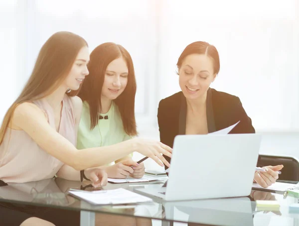 Trzy kobiety biznesu, omawiając pracę problemy w biurze — Zdjęcie stockowe