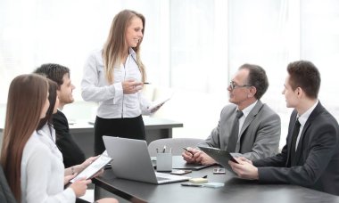 iş planı iş arkadaşları için açıklayan bir iş kadını