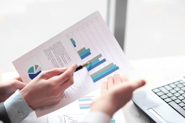 up.Business yakın ortakları tartışmak finansal performans. iş kavramı