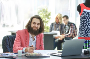 profesyonel modacı yaratıcı bir stüdyo bir masada oturan