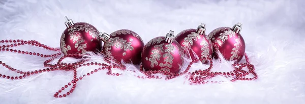 Festival beyaz zemin üzerine kırmızı Noel topları — Stok fotoğraf