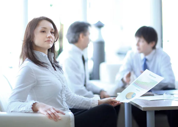 Retrato de la mujer de negocios en el fondo de los colegas — Foto de Stock