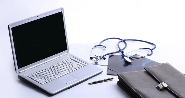 Closeup.stethoscope en el lugar de trabajo del médico — Foto de Stock