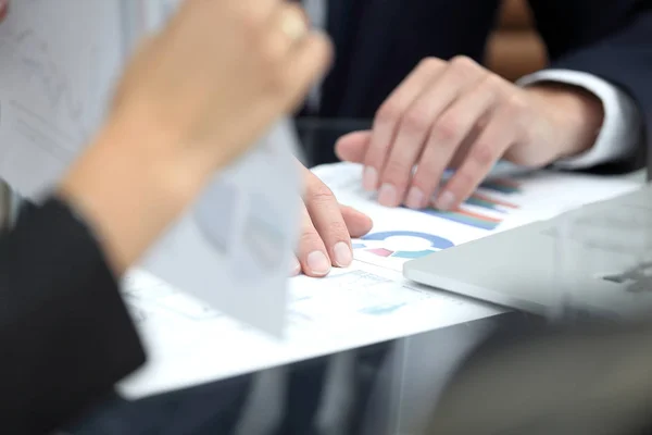 Fecha. equipe de negócios analisa dados financeiros — Fotografia de Stock