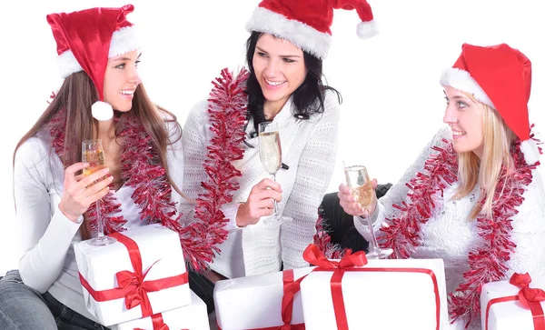 Трьох молодих жінок в капелюхи Санта-Клауса з різдвяні подарунки в — стокове фото
