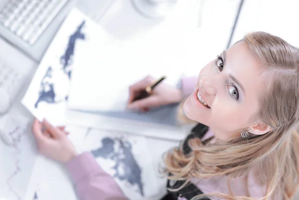 Blick von oben. junge Geschäftsfrau blickt in die Kamera. — Stockfoto