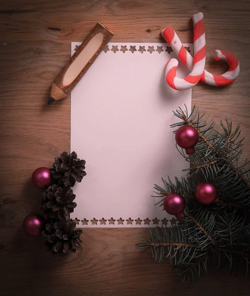Tarjeta de Navidad en blanco y adornos sobre fondo de madera . —  Fotos de Stock