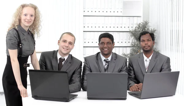 Retrato dos empregados no local de trabalho no escritório — Fotografia de Stock