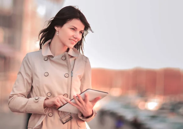 İş kadını ile modern ofis binası arka plan üzerinde dijital tablet — Stok fotoğraf