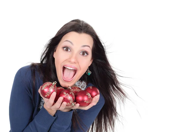 Sehr glückliche junge Frau zeigt Weihnachtskugeln. — Stockfoto