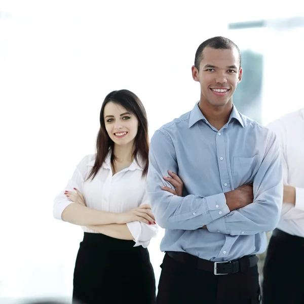 Portrait d'un groupe réussi de gens d'affaires sur le fond du bureau . — Photo