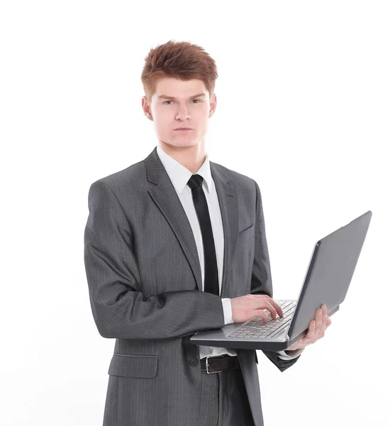 Joven empresario seguro de sí mismo con un ordenador portátil .isolated en un blanco — Foto de Stock