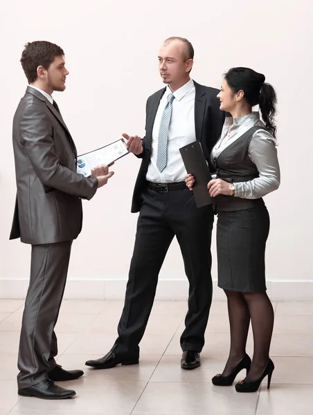 Hombre de negocios y empleados para discutir los registros financieros . — Foto de Stock