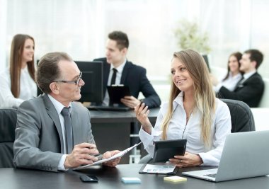 Finansal verilerle çalışmak için dijital tablet kullanarak çalışanlar