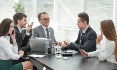 Finansal belgeler tartışan Yöneticisi ve iş grup