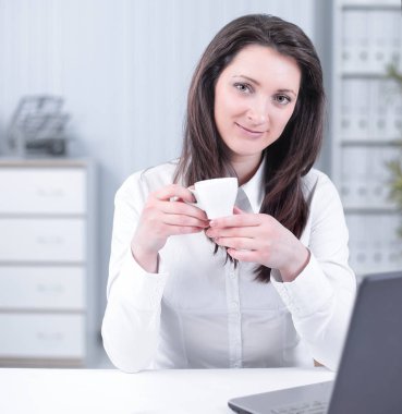 başarılı iş kadını ile kahve fincanı masasında oturan