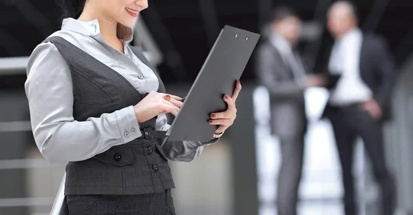 Jonge zakenvrouw lezen van een werkdocument. — Stockfoto