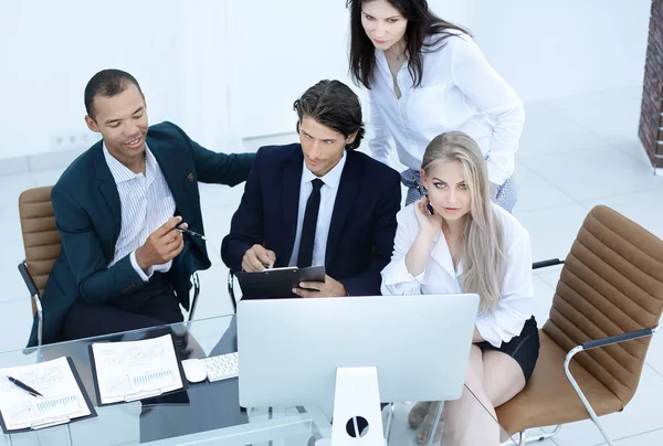 Fechar. equipe de negócios internacional discutindo questões de negócios . — Fotografia de Stock