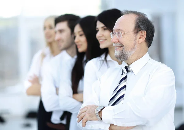 Adulto confiado hombre de negocios en el fondo del equipo de negocios — Foto de Stock