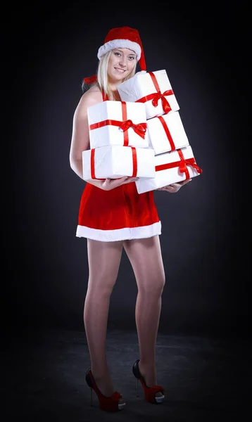 Femme blonde en costume de Père Noël avec des achats de Noël . — Photo