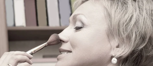 De cerca. Aplicación de maquillaje profesional en un salón de moda — Foto de Stock