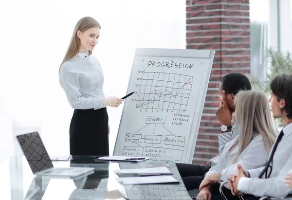 Employee makes a report on the achievements of the company. — Stock Photo, Image