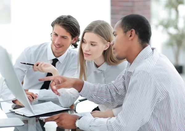 Business-team information från Internet diskuteras — Stockfoto