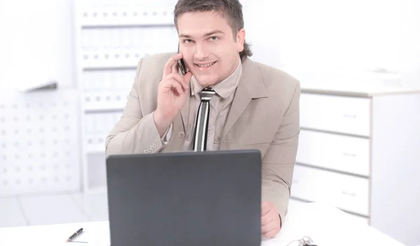 Werknemer van het bedrijf werken op de laptop in het kantoor. — Stockfoto