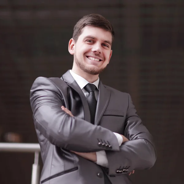 Retrato de empresário confiante no fundo do escritório . — Fotografia de Stock