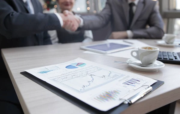 Close up.handshake financial partners at the table of negotiations — Stock Photo, Image